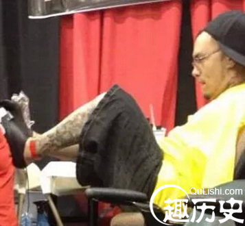 美国励志纹身师天生无手 用双脚工作