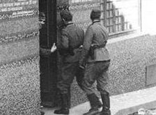 二战法国沦陷区的德军慰安所 士兵排队等候服务