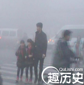 郑州雾霾锁城家长组队护送学生上学
