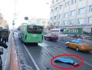 公交车被困路中间 女乘客帮推车遭碾压身亡
