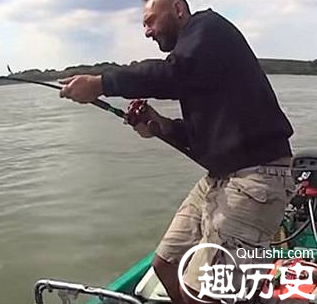 意大利一渔民钓起240斤巨型鲶鱼
