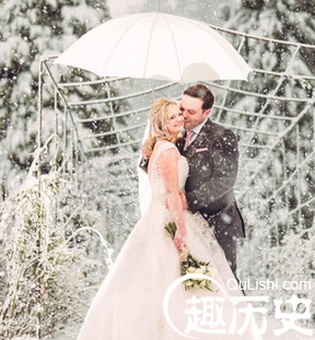 新婚夫妇暴雪中举行婚礼 画面美轮美奂