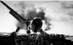 历史瞬间：二战日本自杀机撞击美军军舰旧照