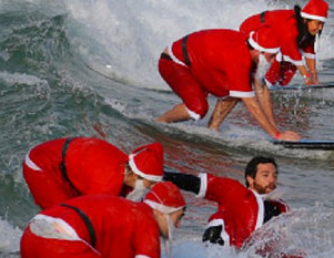 320名圣诞老人澳海滩集体冲浪破世界纪录