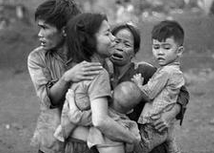 (老照片)越南战战争时期南越兵抢美军剩饭的情景