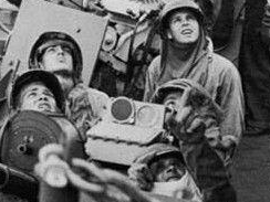 二战中恐怖回忆：美军航母“班克山”被神风飞机击中