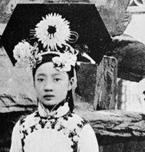 清朝末代皇后婉容绝密私照 也曾通奸吸毒抽大烟