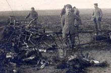 一战战机失事惨烈现场照片：飞行员被烧成黑炭