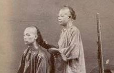 一组展示清朝时期人们剃头打辫的的生活场景