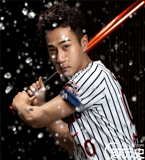 刘恺威化身棒球英豪 运动写真动感出境
