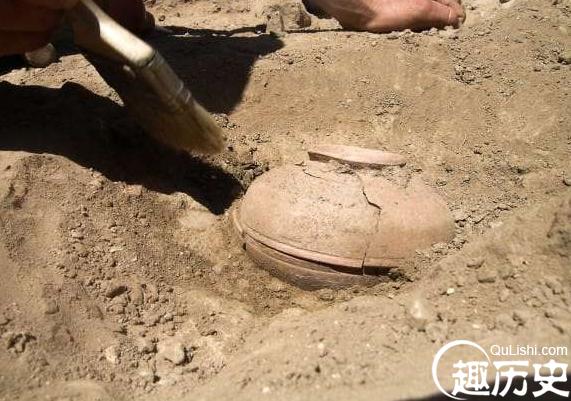 考古学家发现800年前的陶锅 被里面的东西惊呆了