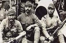 老照片：一组太平洋战场上疯狂誓死的日本兵