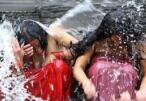 尼泊尔奇俗：没有浴池美女被迫当街洗澡！