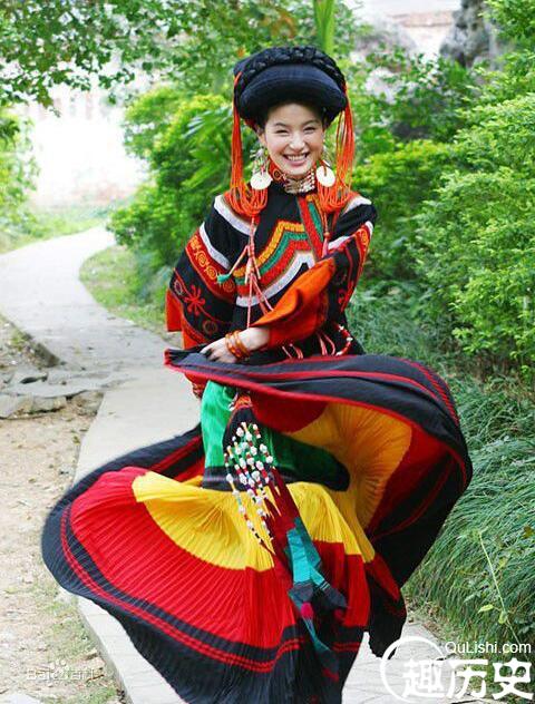 彝族服饰文化 彝族的女装有什么特点