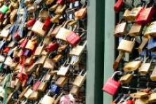 世界上10大能“锁”住爱情的地方 巴黎“爱情桥”