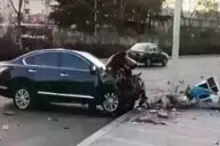 万象城前车祸惨烈 轿车冲向人行道撞死行人