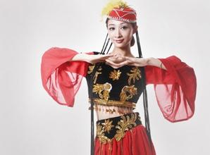 维吾尔族服饰 维吾尔族服饰的特色是什么