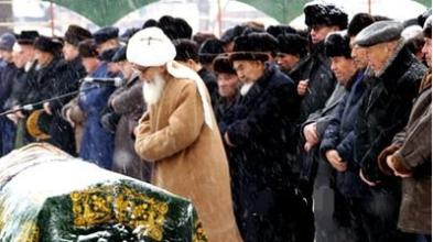 维吾尔族人在葬礼上是怎样“驱鬼辟邪”的