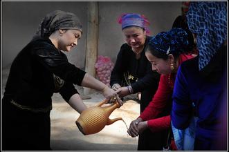 为何维吾尔族的男子和女子有着不同的礼节