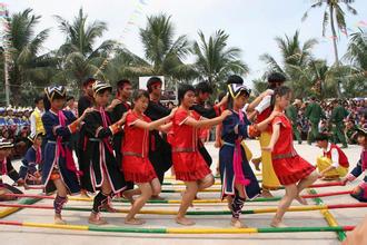 黎族舞蹈是黎族人民在海南岛这个特定的地理环境和生活条件中,经过