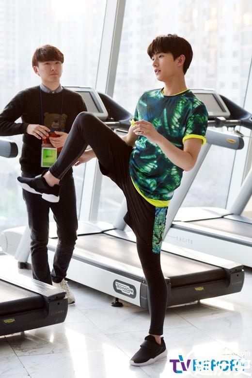 杨洋健身房拍广告 跑步机上运动撩妹两不误