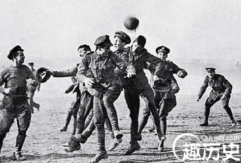 一战时英德两军曾圣诞节停战 空罐头盒踢足球赛