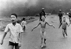 战场残酷镜头：越南村民羞辱被击落美军