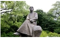 杭州西湖鲁迅雕像被泼油漆 警方已介入调查