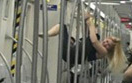 外国女孩天津地铁跳钢管舞  全车人懵圈看傻