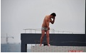 郑州某大叔楼顶裸身锻炼近两年  画面太污太污了