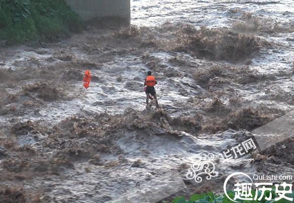重庆一男子钓鱼入迷 被困河中央(图)