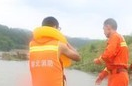 重庆男子钓鱼入迷被困洪水 消防员紧急用绳救出
