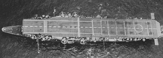 日本龙骧号航空母舰 1942年8月24日(距今74年),所罗门群岛以东海战爆发。日军出动大规模舰队,掩护增援部队向瓜达尔卡纳尔进发,并企图引诱美国航母特混舰队进行决战。中午时分,担任诱饵任务的以轻型航母龙骧号为首的日本牵制舰队被美军发现,遭到美军萨拉托加号航母的38架舰载机集中攻击,龙骧号被连续击中10颗炸弹和1条鱼雷,于次日沉没。日军主力舰队的两艘大型航母(翔鹤、瑞鹤号)趁机对美军航母发动攻击,将企业号航母炸伤。与此同时,日舰队的先遣群和增援群先后遭到美机攻击,1艘运兵船和1艘驱逐舰被击