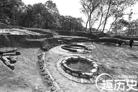 原文配图：天隆寺发现大量形制不同的古代墓葬，现场犹如一个小型的“古墓博物馆”。