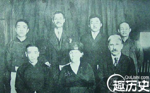 约翰杜威与学生照片首先,约翰·杜威是伟大的教育家和哲学家.