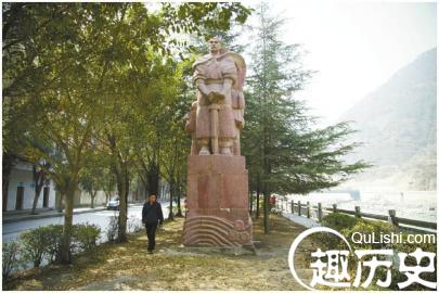 石达开塑像石棉县城。