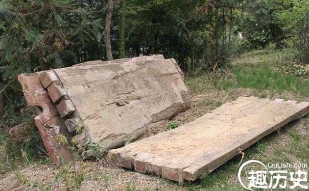 散落一边的楠木棺材板
