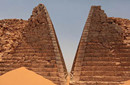 苏丹神秘金字塔：石门刻冥界之神