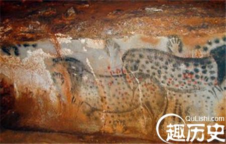 内蒙古惊现6000年前洞穴彩绘手印岩画
