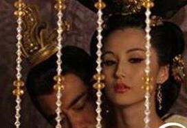 他霸占了父亲皇后死后留下的四位皇后却全被儿子霸占