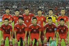中国足球队首次走出国门比赛