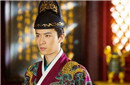 因肥胖差点被换掉的皇帝 走路时竟要两人搀扶