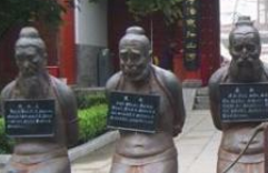 跪在岳飞坟前的张俊：从南宋四大名将到历史罪人