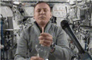 看着好费劲！看宇航员如何在太空中喝咖啡