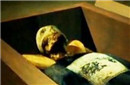 考古发现一具干尸穿皇帝龙袍下葬 死因成谜！