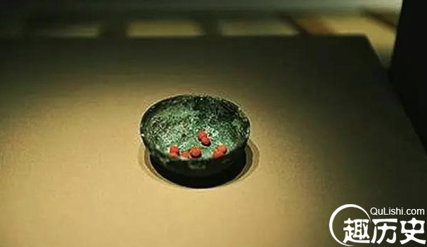 东晋墓中出土了几颗红色丹丸,古代长生药的真面目