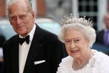 英女王也要斗小三！英女王与菲利普亲王的爱情真相