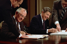 历史上的今天12月8日 美苏领导人签署中导条约