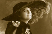 揭秘：百年前美女们所带的夸张帽饰