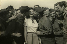 二战珍贵照片 美国二战时亲赴前线劳军的女星